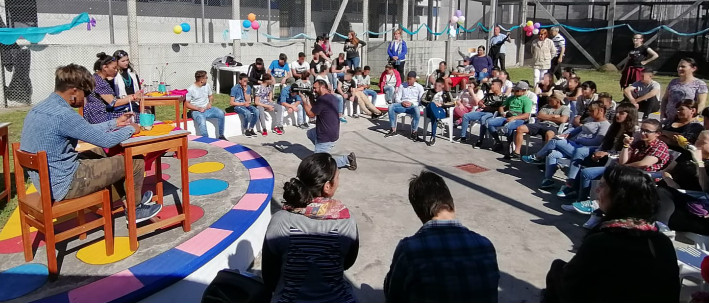 Jóvenes en reunidos en el encuentro