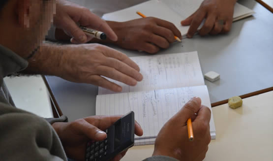 Personas escribiendo en un cuaderno
