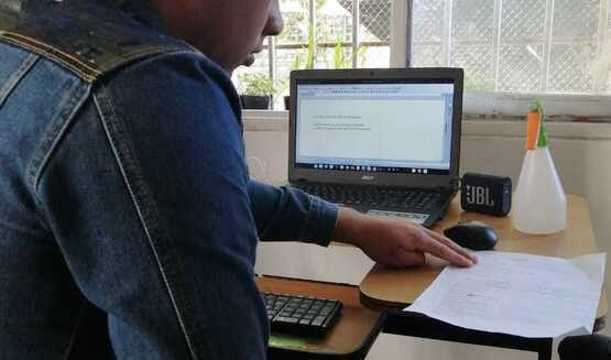 Joven con computadora