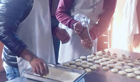 Jóvenes armando alfajores