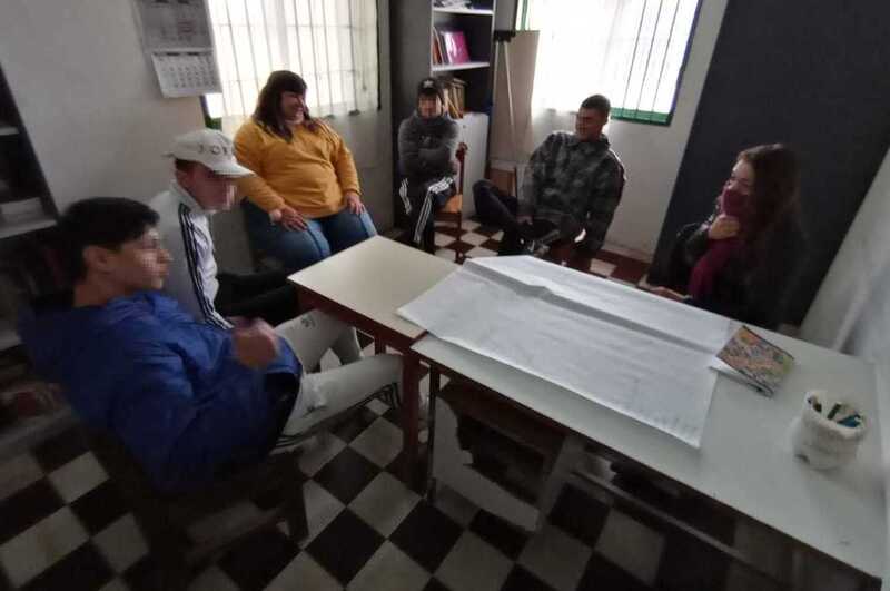 Adolescentes, charla grupal con profesionales