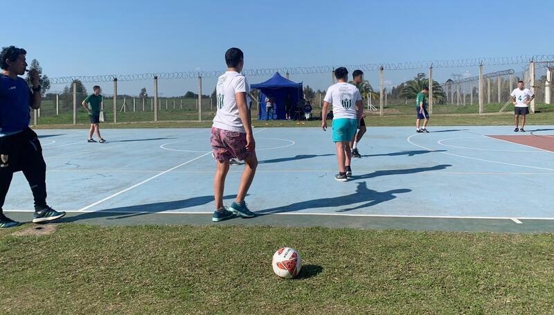 Camisetas blancas vs camiseta verde partido