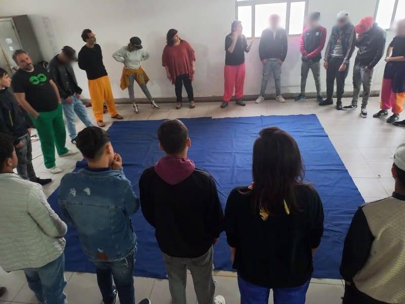 Jóvenes formando un círculo e interactuando