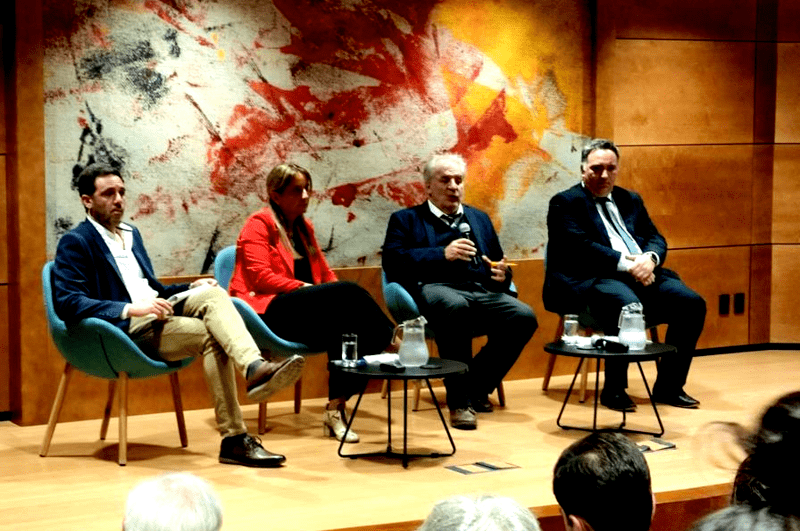 Comisionado dando charla y ponentes