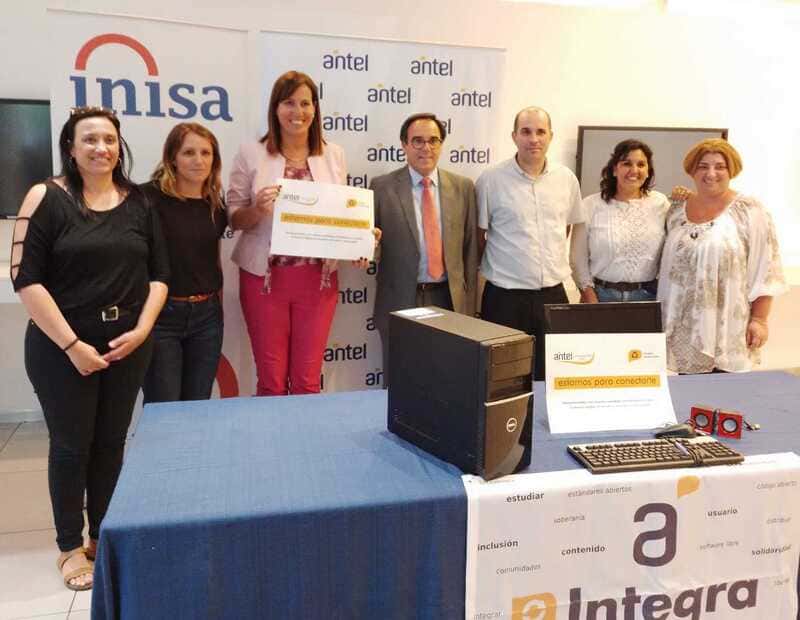 De Olivera recibiendo donación