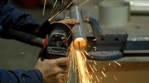 Hombre cortando metal