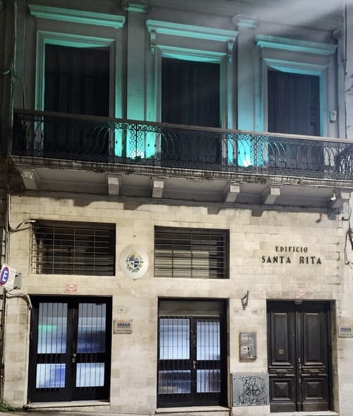 Fachada iluminada de verde