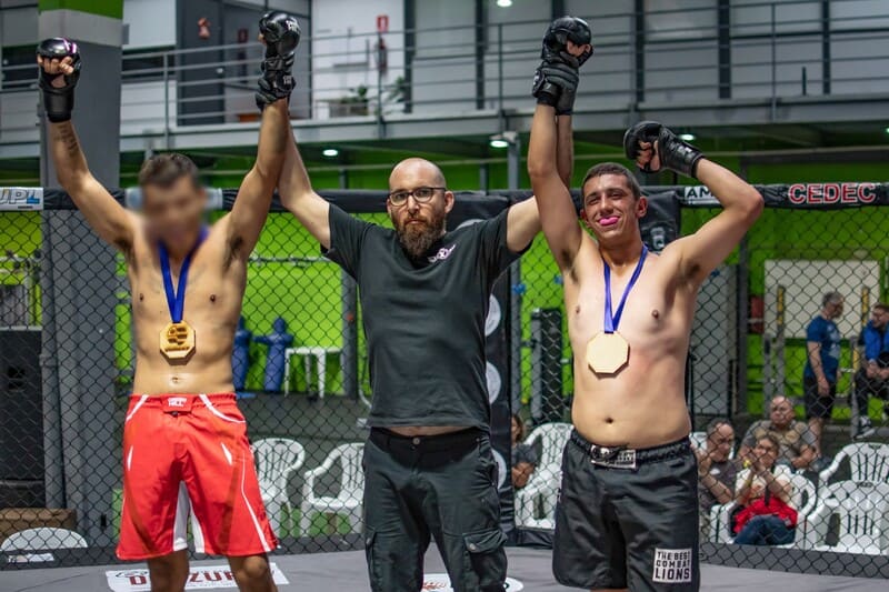 Final del combate juez levanta la mano a los dos contrincantes