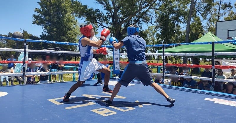 Dos jóvenes boxeando en un ring