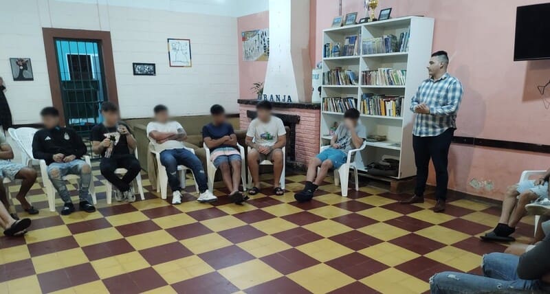 Giménez dando charla a los adolescentes