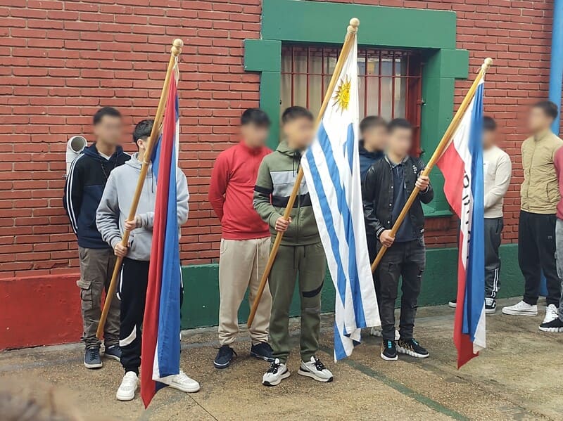 Seis jóvenes con los simbolos patrios