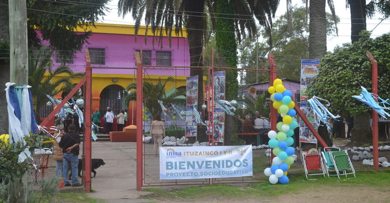 Entrada centro Ituzaingo decorada con globos