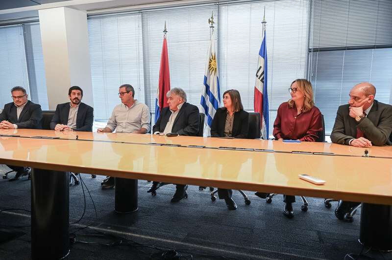 Directorio de Inisa y Antel sentados alrededor de una mesa