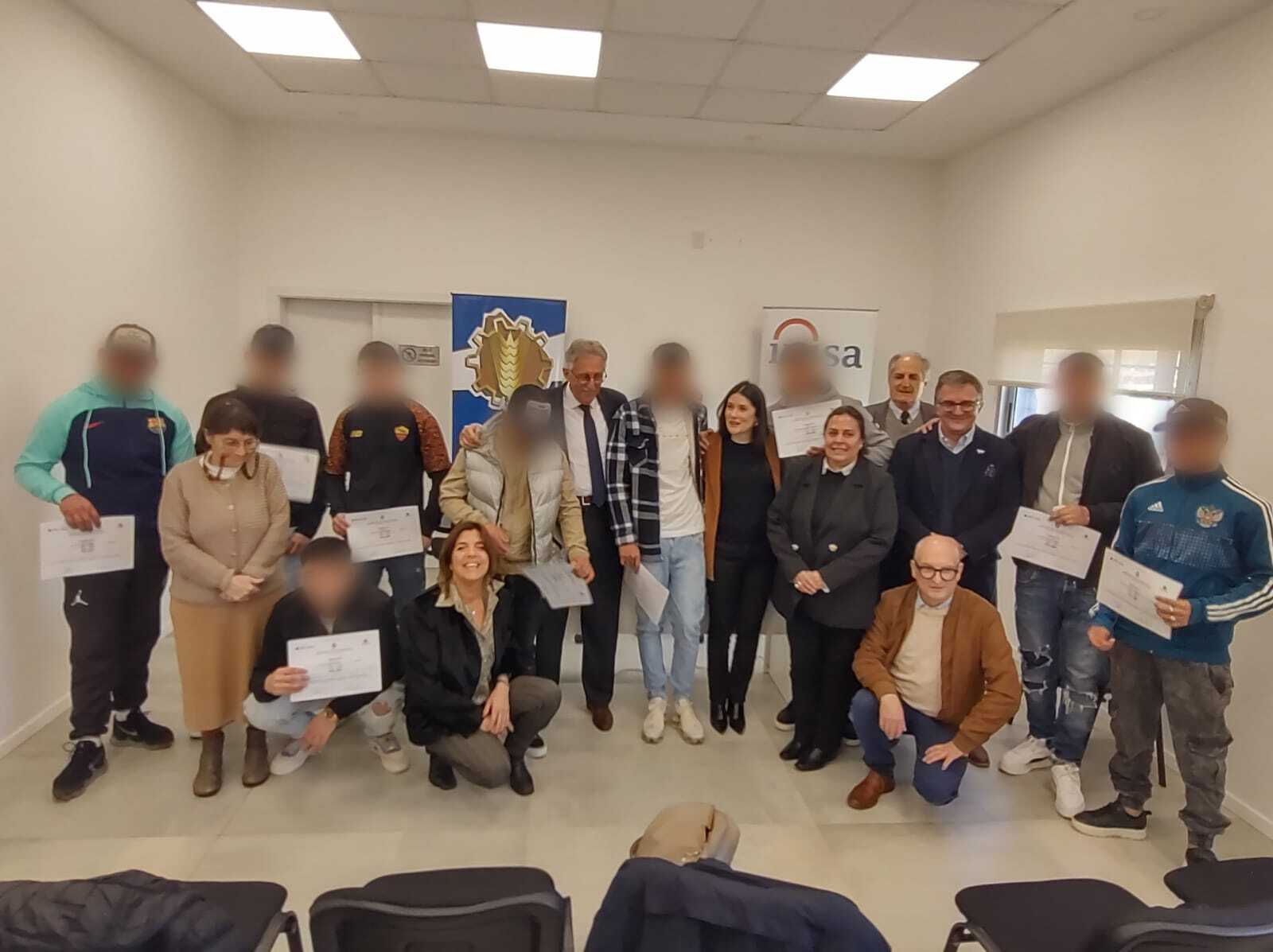 Grupo de estudiantes y docentes