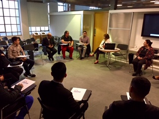 Participantes en rueda exponiendo ideas