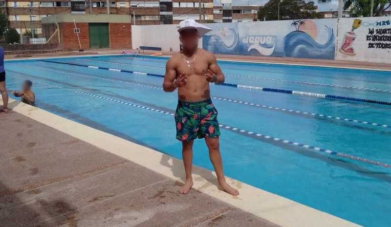 Joven en la piscina
