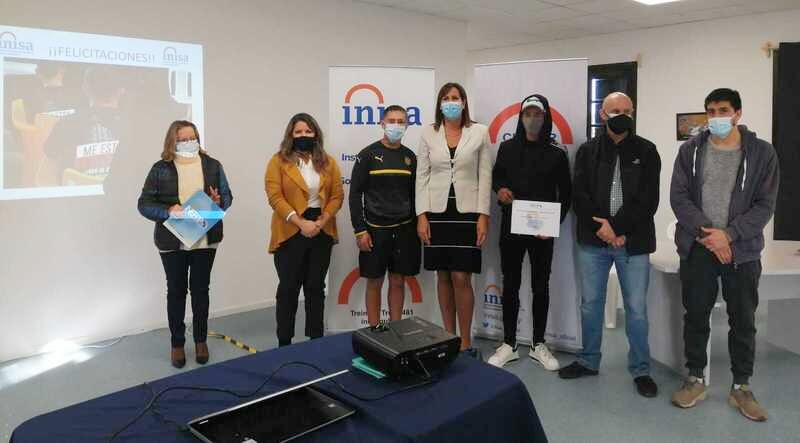 Jóvenes. autoridades de Inisa,Ceconeu e Inefop