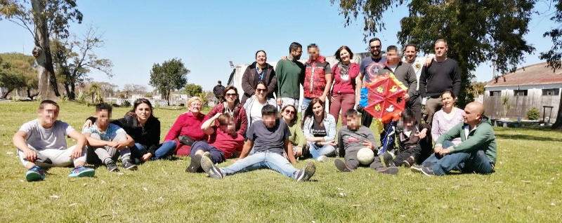 Jóvenes con educadores y talleristas