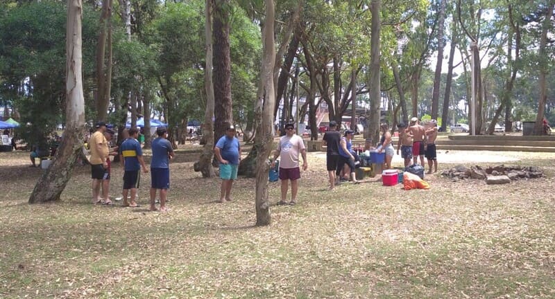 Jóvenes en el camping