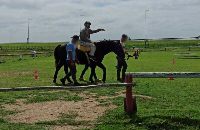 Jóvenes en práctica de equinoterapia