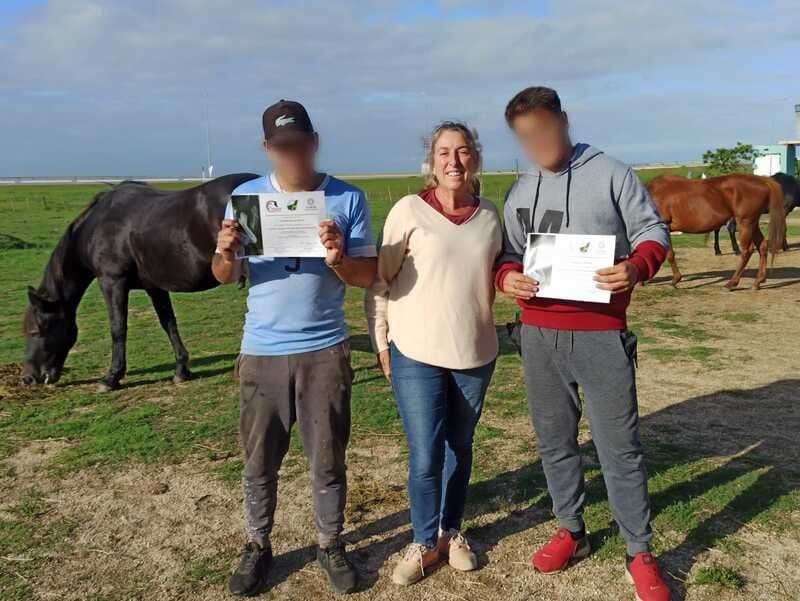 Jóvenes mostrando su diploma con Gabriela Frontán