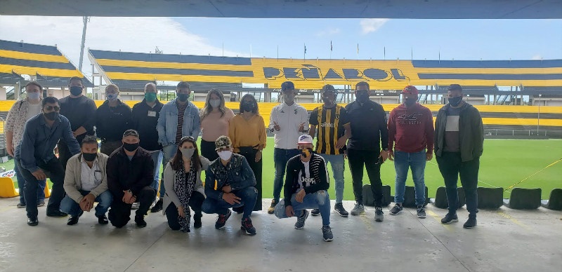 Jóvenes en el estadio