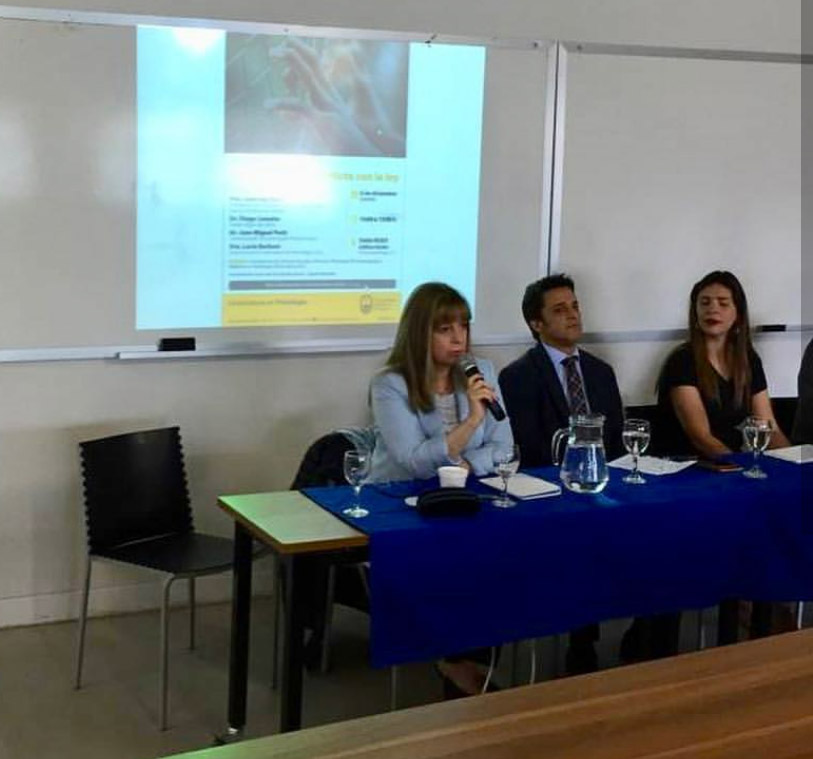 Psicóloga Gabriela Fulco en mesa con oradores