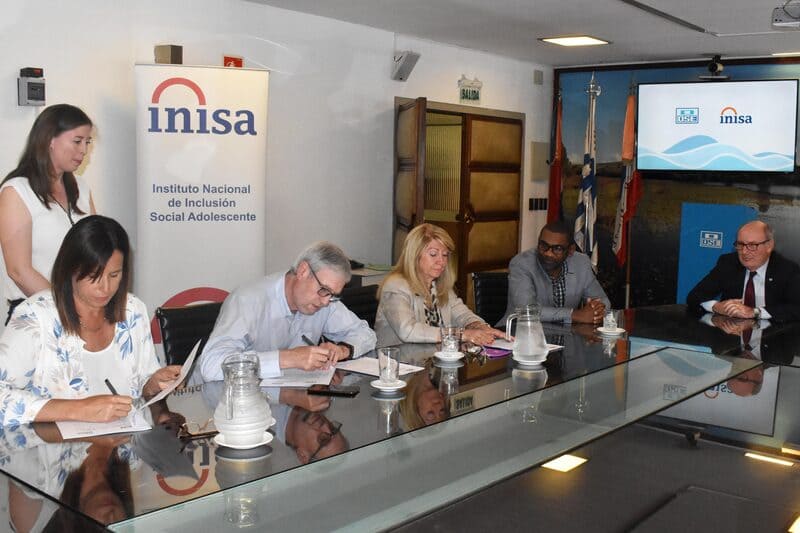 Rosanna de Olivera y Raúl Montero firmando convenio