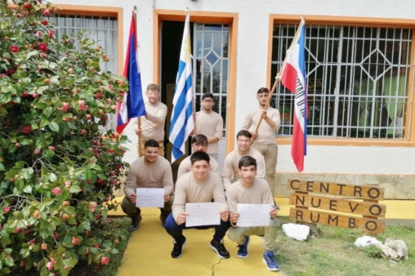 Jóvenes con las banderas