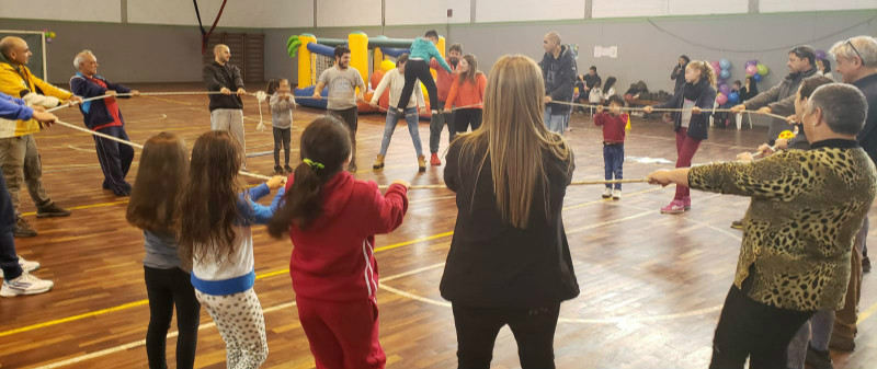 Niños jugando todos juntos