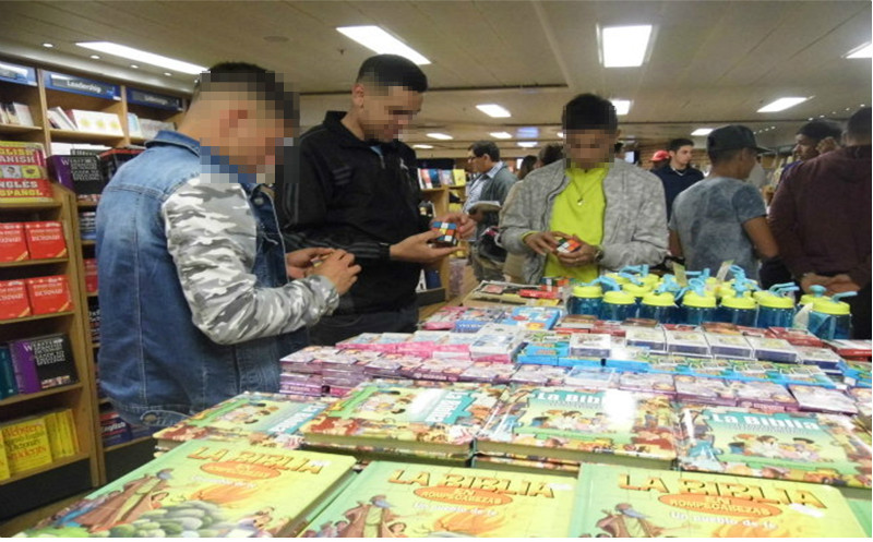 Jóvenes jugando con Cubos Rubik