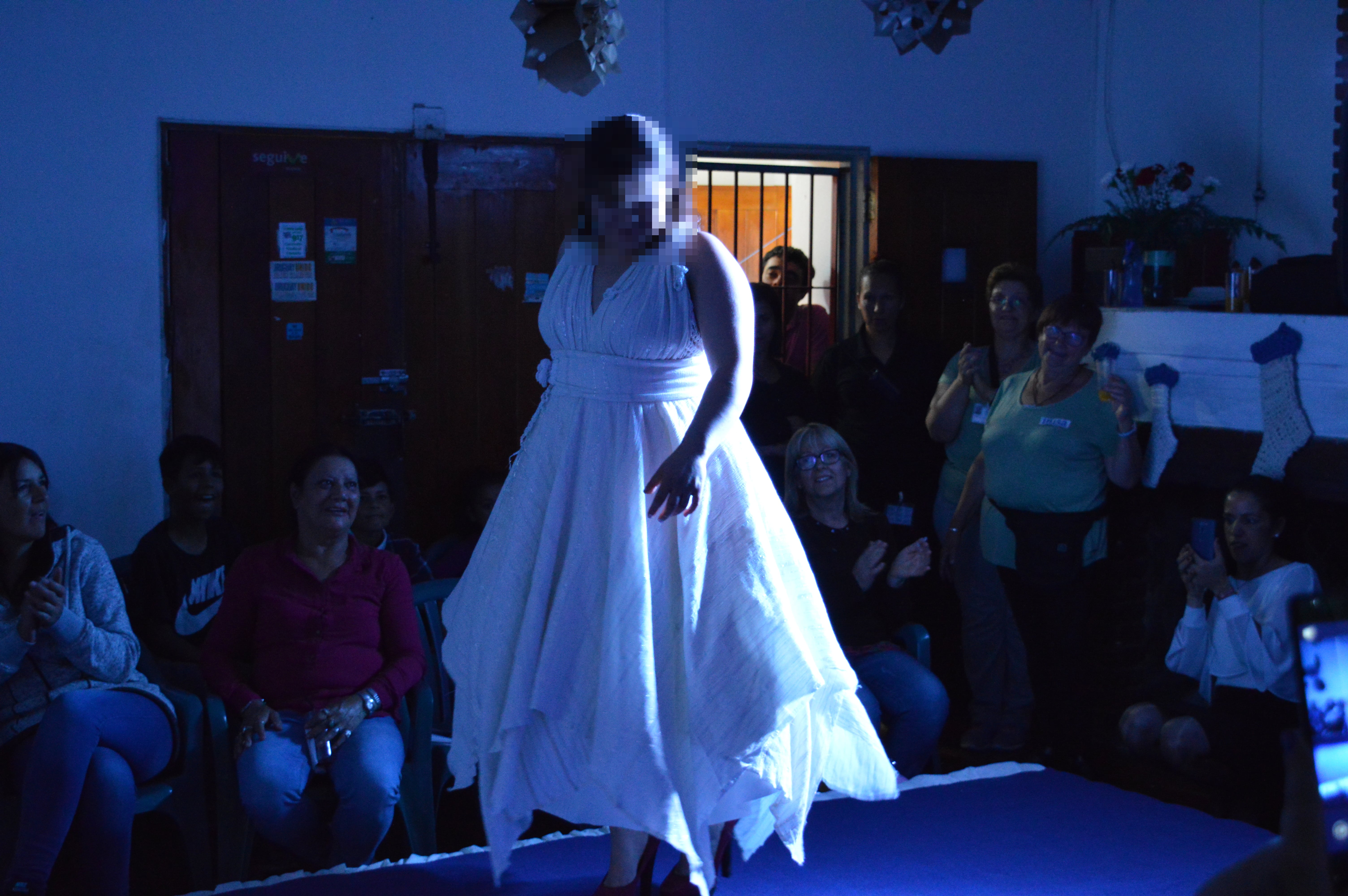 Adolescente desfilando