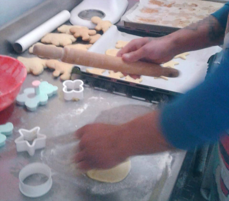 Joven cocinando galletitas