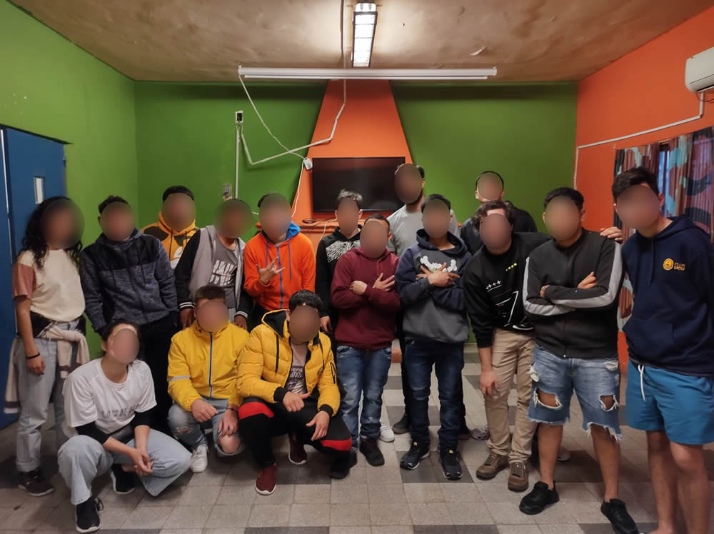 Foto de todos los jóvenes que fueron al taller de robótica